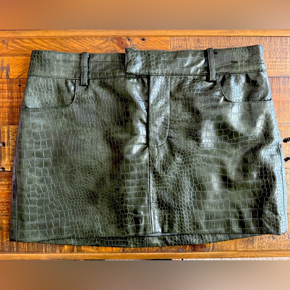 💋❤️MANGO Mini Hunter Green Leather Skirt